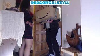 Amateur blowjob to delivery man